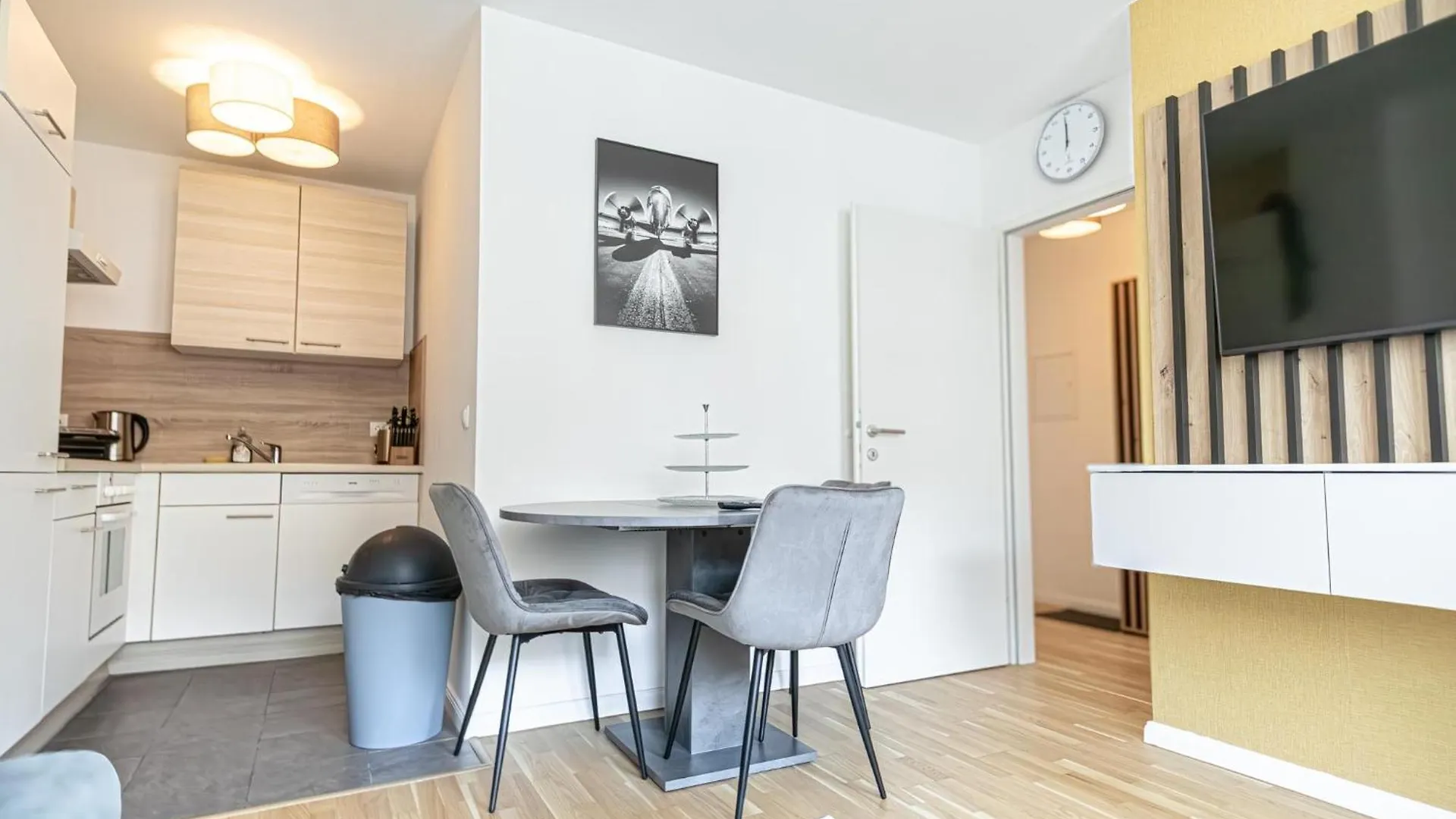 Chic 1Br & 1Lr Apt Only 9 Min To City Center, King Bed, Metro Access Viena 0*,