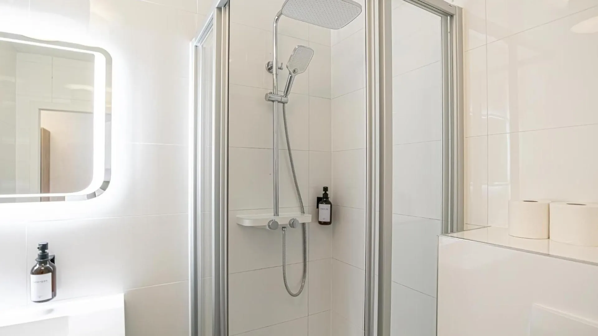 Apartament Chic 1Br & 1Lr Apt Only 9 Min To City Center, King Bed, Metro Access Wiedeń