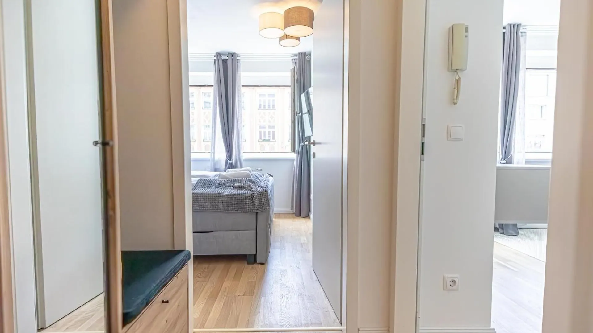 Chic 1Br & 1Lr Apt Only 9 Min To City Center, King Bed, Metro Access Wiedeń Apartament