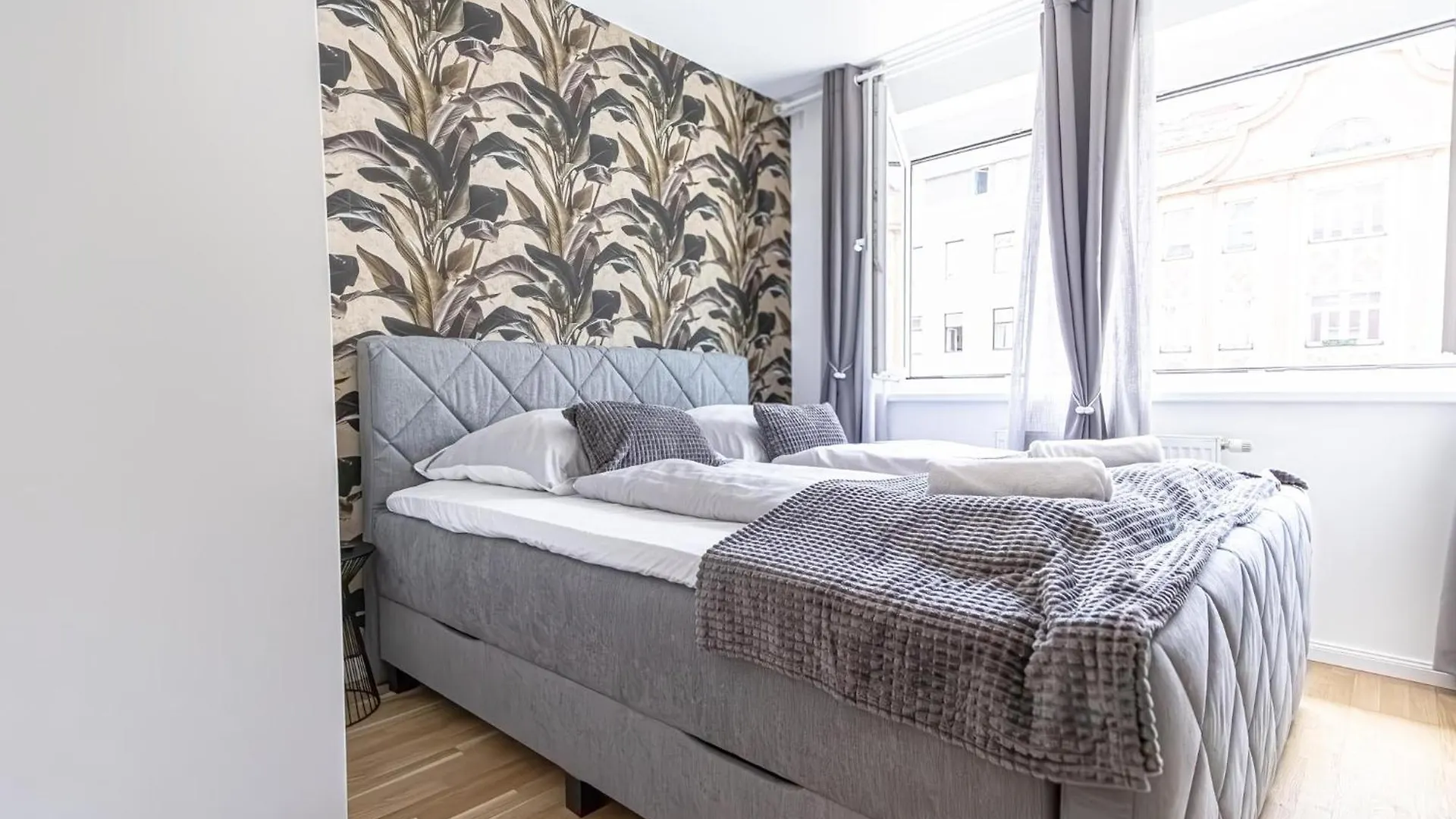Chic 1Br & 1Lr Apt Only 9 Min To City Center, King Bed, Metro Access Vienna