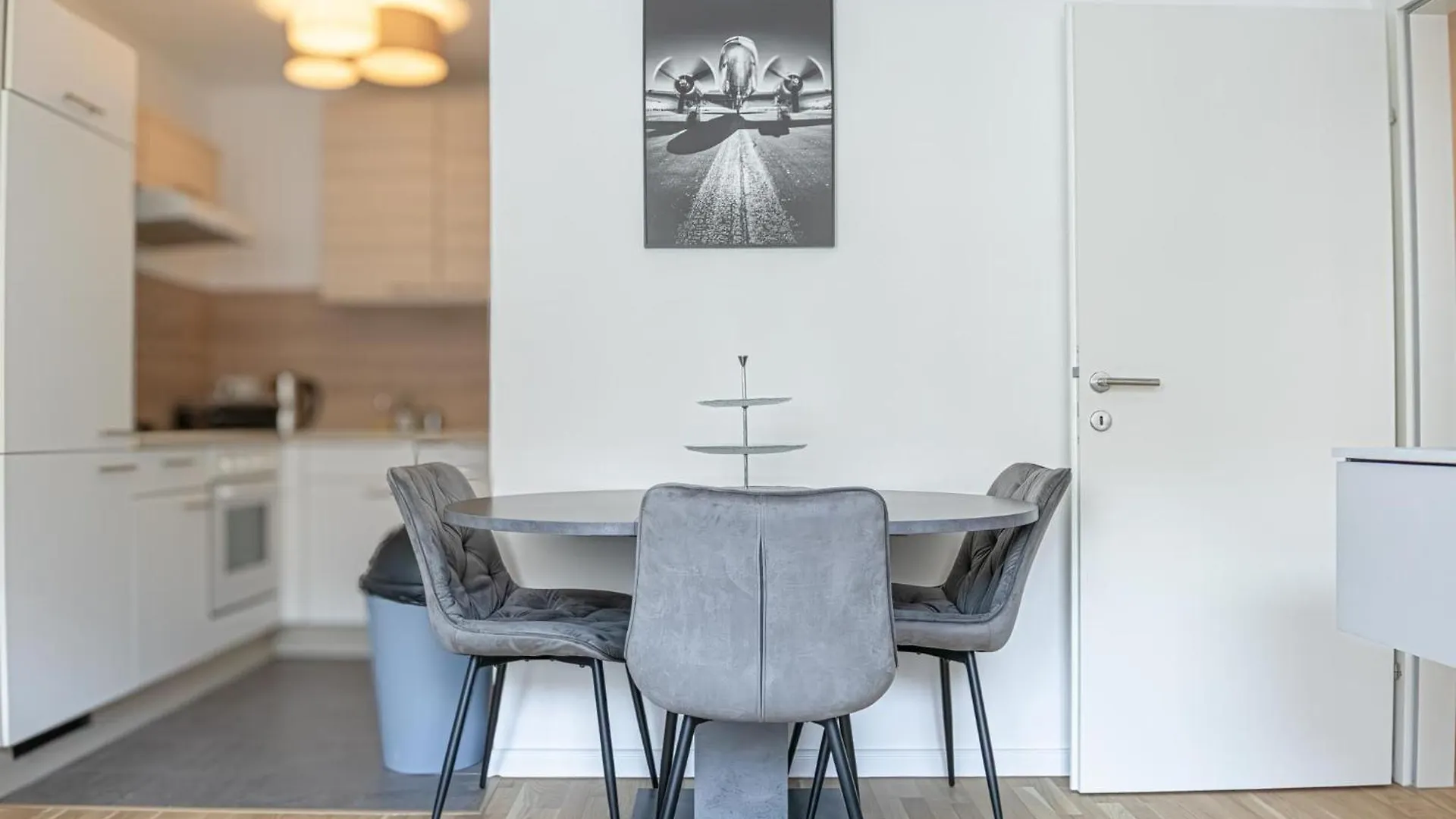 Chic 1Br & 1Lr Apt Only 9 Min To City Center, King Bed, Metro Access Wiedeń