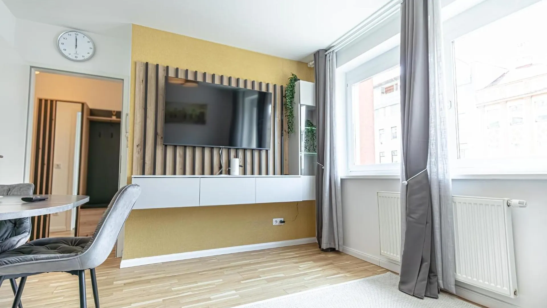 Apartament Chic 1Br & 1Lr Apt Only 9 Min To City Center, King Bed, Metro Access Wiedeń