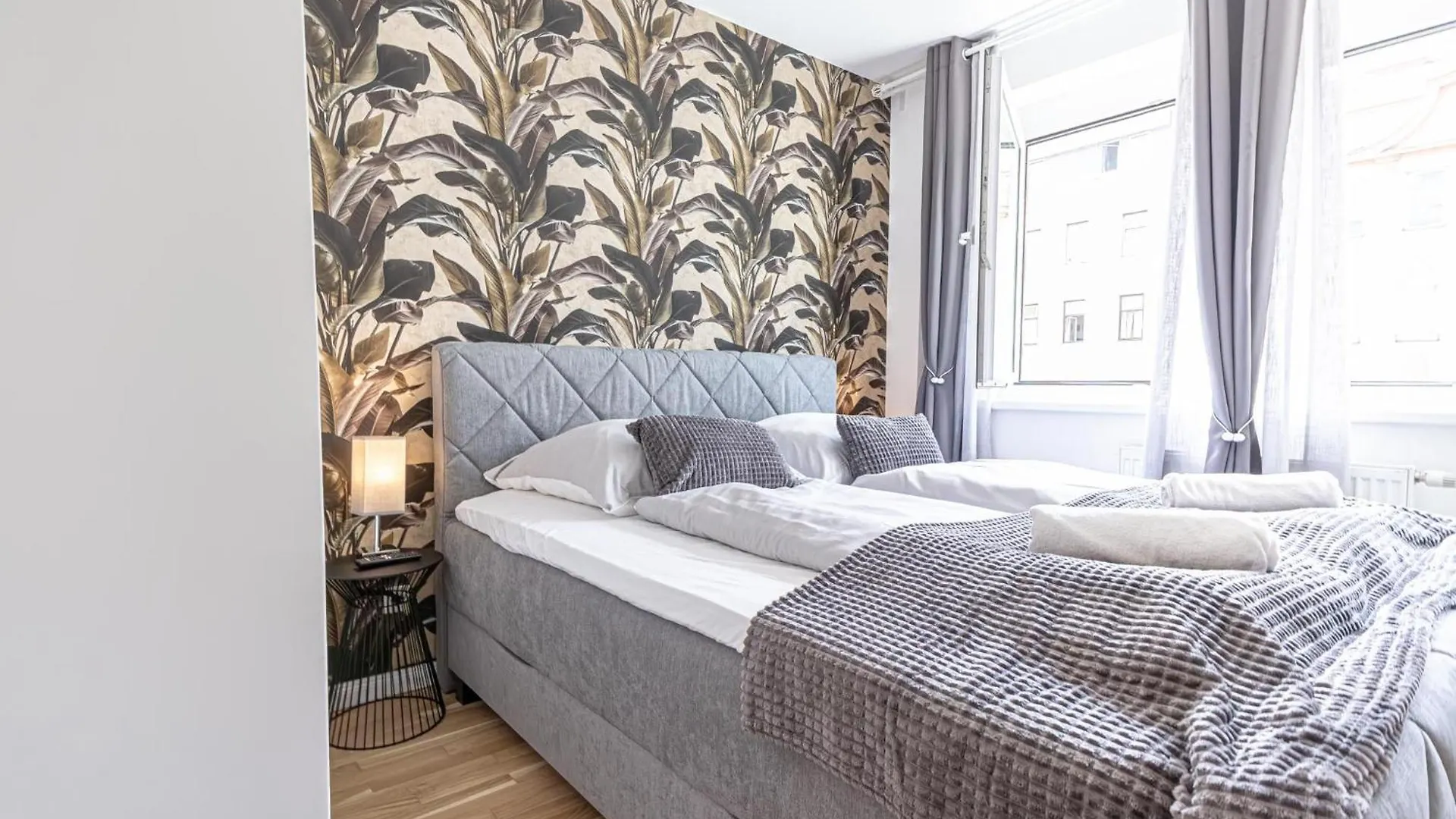 Chic 1Br & 1Lr Apt Only 9 Min To City Center, King Bed, Metro Access Wiedeń Austria
