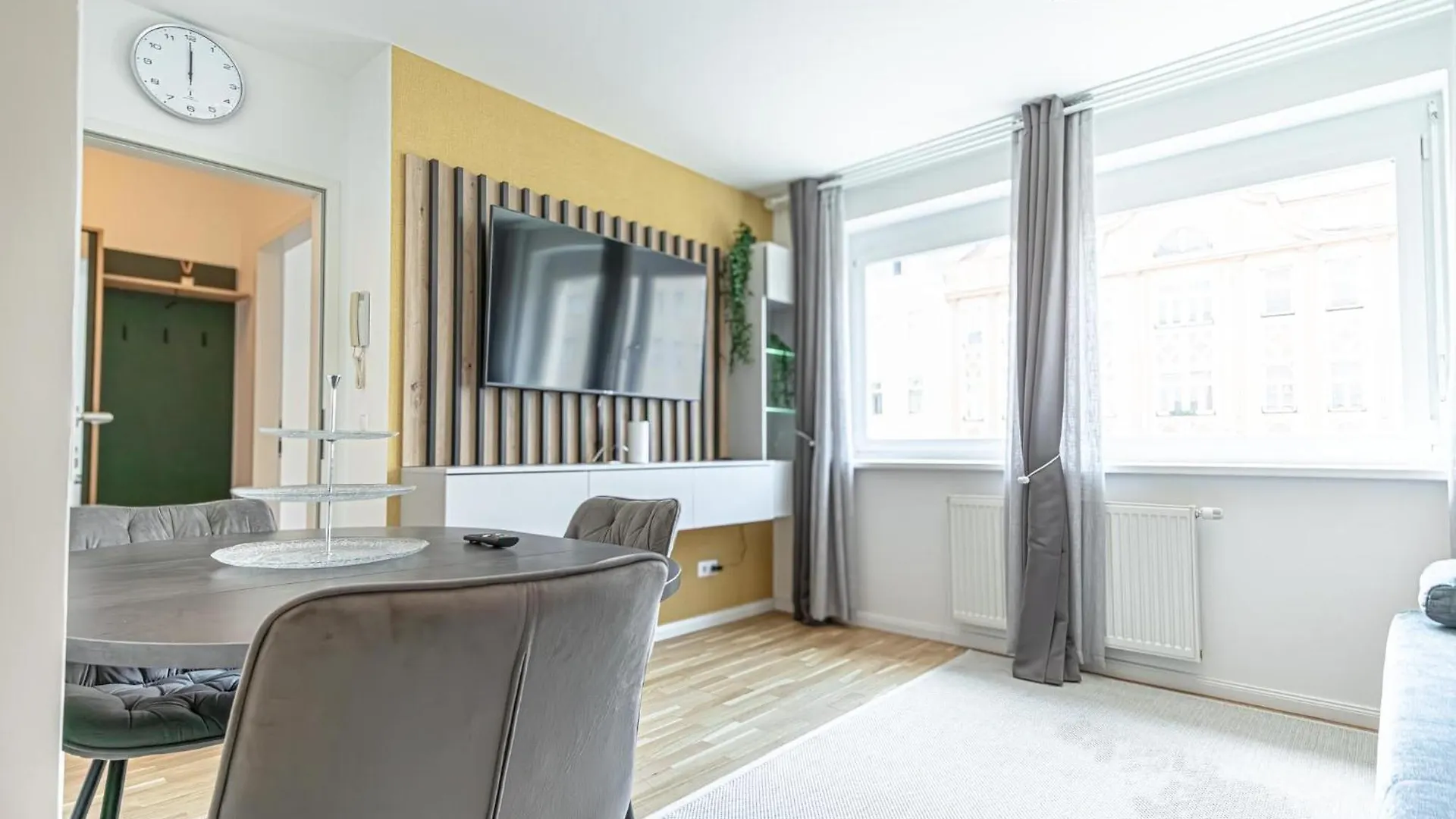 Chic 1Br & 1Lr Apt Only 9 Min To City Center, King Bed, Metro Access Wiedeń