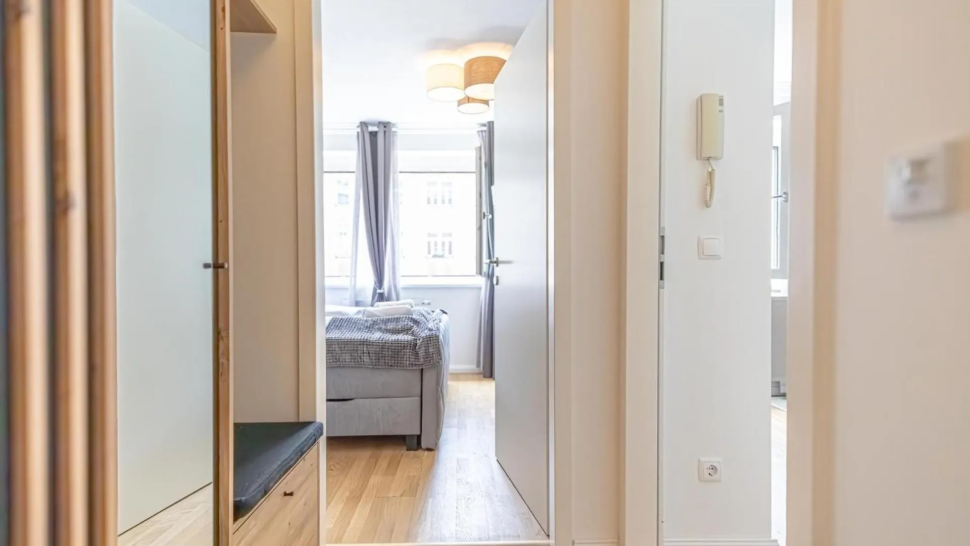 Apartament Chic 1Br & 1Lr Apt Only 9 Min To City Center, King Bed, Metro Access Wiedeń