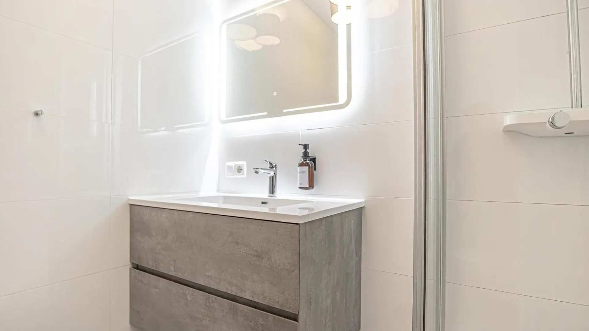 Chic 1Br & 1Lr Apt Only 9 Min To City Center, King Bed, Metro Access Vienna 0*,  Austria