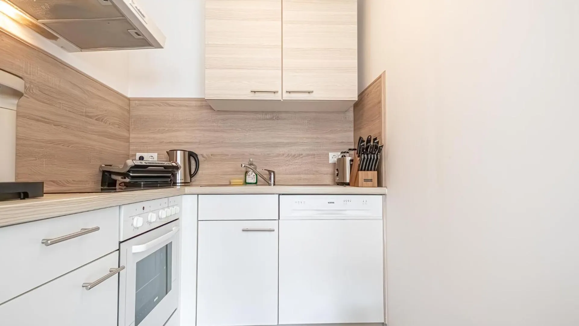 Apartament Chic 1Br & 1Lr Apt Only 9 Min To City Center, King Bed, Metro Access Wiedeń